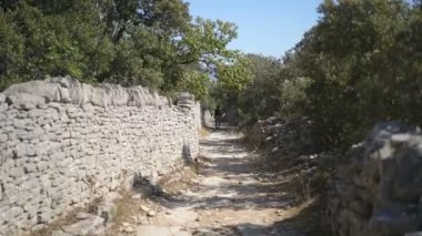 Gordes, Provence, Fransa ve Avrupa yakınlarındaki arazide yol.