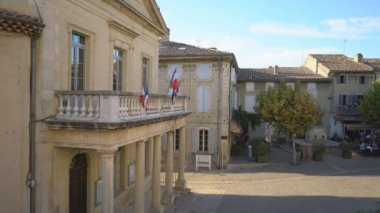 GRIGNAN, FRANCE - 8 Eylül 2019: Grignan, Drome, Fransa, Avrupa Caddesi.