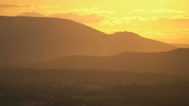 Gordes, Provence, Fransa ve Avrupa köyünün yakınlarındaki kırsal alan..