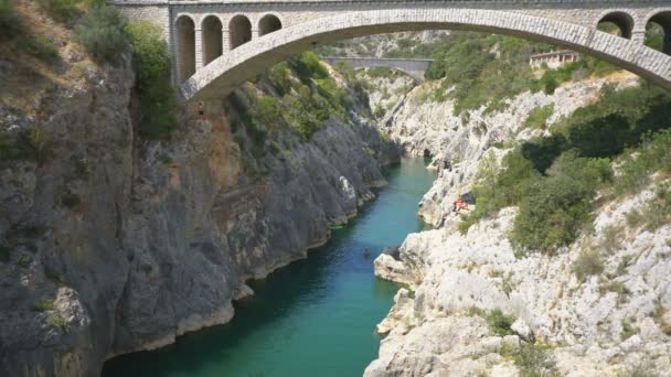 Vídeogente Local Nadando Río Hrault Debajo Del Pont Diable Francia — Vídeo de stock