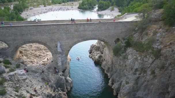 Pont Diable 아래에서 수영하는 사람들의 — 비디오
