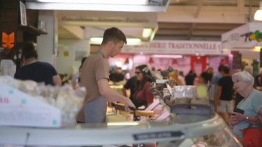CAP FERRET, FRANCE - 18 Temmuz 2019: Cap Ferret, Fransa, Avrupa 'daki sokak pazarı.