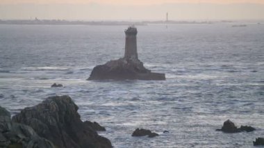 Pointe du Raz 'daki deniz feneri, Brittany, Fransa, Avrupa.