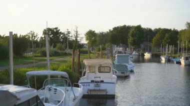 BIGANOS, FRANCE - 16 Temmuz 2019: Biganos limanının genel görünümü, Fransa, Avrupa.