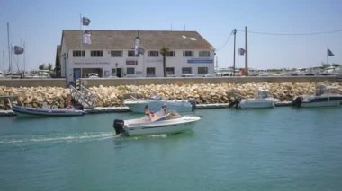 BIGANOS, FRANCE - 16 Temmuz 2019: Biganos limanının genel görünümü, Fransa, Avrupa.