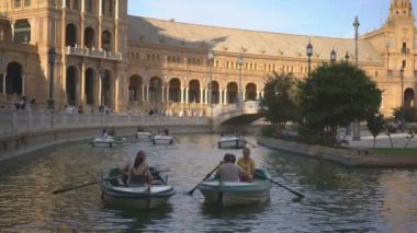 SEVILLA, İspanya - 11 Ağustos 2019: Plaza de Espaa, Sevilla, İspanya, Avrupa 'daki teknede turistler.