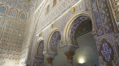 SEVILLA, İspanya - 11 AĞUSTOS 2019: Real Alczar de Sevilla 'nın İçi, İspanya, Avrupa.