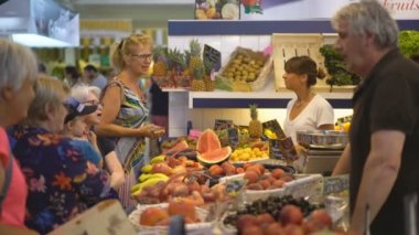 CAP FERRET, FRANCE - 18 Temmuz 2019: Cap Ferret, Fransa, Avrupa 'daki sokak pazarı.