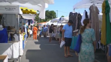 GRIGNAN, FRANCE - 8 Eylül 2019: Grignan 'daki sokak pazarı