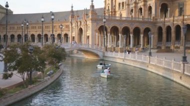 SEVILLA, İspanya - 11 Ağustos 2019: Plaza de Espaa, Sevilla, İspanya, Avrupa 'daki teknede turistler.
