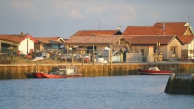 OLERON ADASI, FRANCE - 20 Temmuz 2019: Boyardville 'deki Boyardville limanındaki tekneler Ile d' Olron, Charente-Maritime, Fransa, Avrupa.