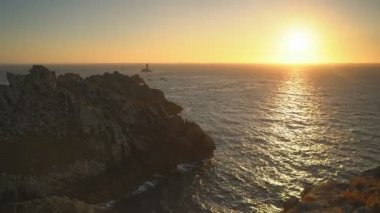 Pointe du Raz 'daki deniz feneri, Brittany, Fransa, Avrupa.