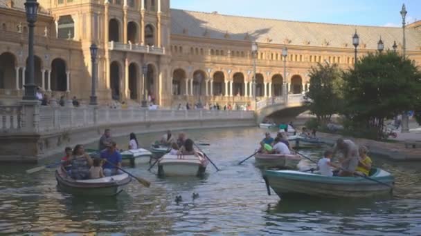 Севила Испания Августа 2019 Года Туристы Лодке Площади Plaza Espaa — стоковое видео