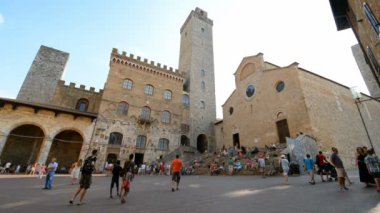 SAN GIMIGNANO, İtalya - 6 Mayıs 2018: San Gimignano, Toskana, İtalya, Avrupa sokaklarındaki turistler ve yerel halk