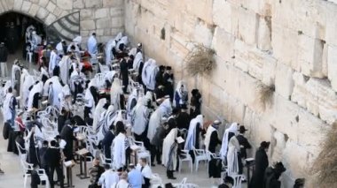 JERUSALEM, ISRAEL - 26 ARALIK 2016: İsrail 'in Kudüs kentindeki eski batı duvarının önünde namaz kılan Yahudiler.