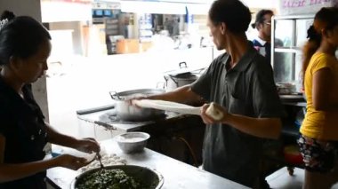 BATTAMBANG, CAMBODIA - 9 Mart 2017: aşçıların el yapımı erişte pişirdiği sokak sahnesi Battambang, Kamboçya, Asya