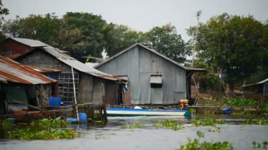 Tonle Sap, Kamboçya, Asya 'da yüzen köy manzarası.