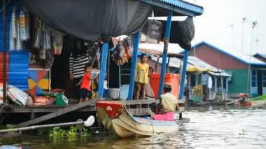 TONLE SAP, CAMBODIA - 7 Mart 2017: Tonle Sap, Kamboçya 'da yüzen köy manzarası.