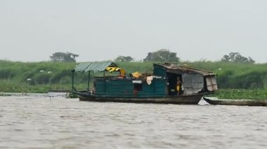 Tonle Sap, Kamboçya, Asya 'da yüzen köy manzarası