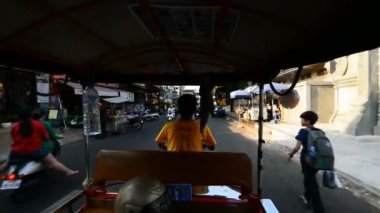 PHNOM PENH, CAMBODIA - 10 Mart 2017: Phnom Penh, Kamboçya, Asya sokaklarındaki tuk-tuk 'a binin.