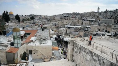 JERUSALEM, ISRAEL - 30 Aralık 2016: Şam Mahallesi 'nin Kudüs eski kenti İsrail' deki Şam Kapısı manzarası.