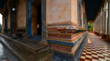 SIEM REAP, CAMBODIA - 6 Mart 2017: Siem Reap, Kamboçya 'daki Wat Bo tapınağının dışı.