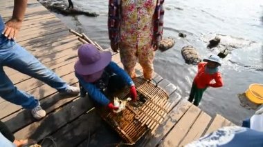 KEP, CAMBODIA - 11 Mart 2017: Kep, Kamboçya, Asya 'daki yengeç pazarındaki yerel halk.