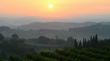 Gündoğumunda San Gimignano, Toskana, İtalya yakınlarındaki manzara.