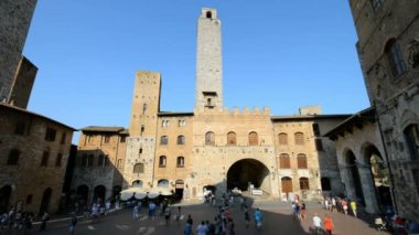 SAN GIMIGNANO, İtalya - 6 Mayıs 2018: San Gimignano, Toskana, İtalya, Avrupa sokaklarındaki turistler ve yerel halk