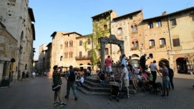 MONTEPULCIANO, İtalya - 11 Ekim 2016: Montepulciano, Siena Eyaleti, Tuscany, İtalya, Avrupa 'da Piazza Grande Meydanı' ndaki turistler ve yerel halk.