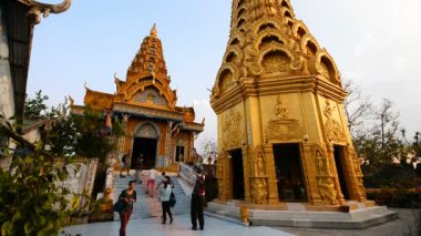 BATTAMBANG, CAMBODIA - 8 Mart 2017: Battambang, Kamboçya, Asya yakınlarındaki Wat Phnom Sampeau tapınağının dışı.