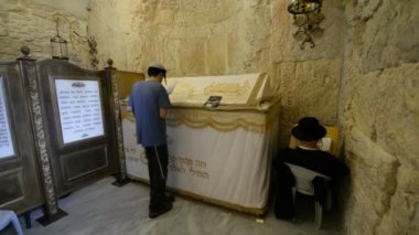 JERUSALEM, ISRAEL - 31 Aralık 2016: İsrail, Kudüs 'teki Kral Davut' un mezarında namaz kılan Yahudi.