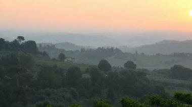 Gündoğumunda San Gimignano, Toskana, İtalya yakınlarındaki manzara.