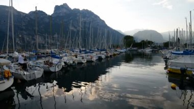 RIVA DEL GARDA, İtalya - 19 Temmuz 2015: Riva Del Garda Limanı 19 Temmuz 2015 tarihinde İtalya 'da Garda Gölü üzerinde. Riva Del Garda her yaz turistlerin ziyaret ettiği en popüler şehirlerden biridir..