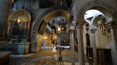 JERUSALEM, ISRAEL - 30 Aralık 2016: Kudüs, İsrail 'deki Kutsal Mezar Kilisesi' nin içindeki Unction Taşı.