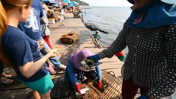 Kep Cambodia Marzo 2017 Población Local Mercado Del Cangrejo Kep — Vídeo de stock