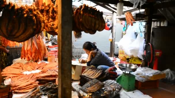 Пном Пень Камбодия Марта 2017 Местные Жители Российском Рынке Пномпене — стоковое видео