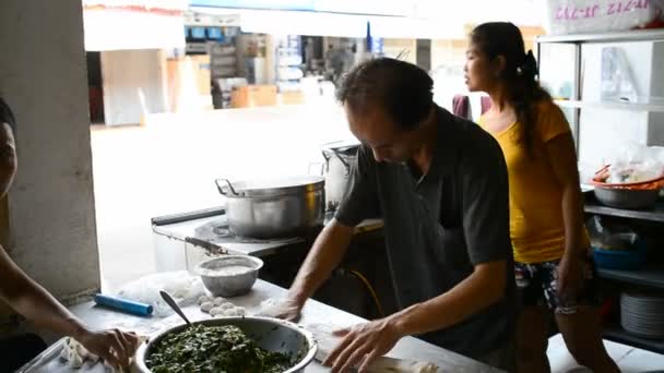 Battambang Cambodia Março 2017 Cena Rua Com Cozinheiros Chef Macarrão — Vídeo de Stock