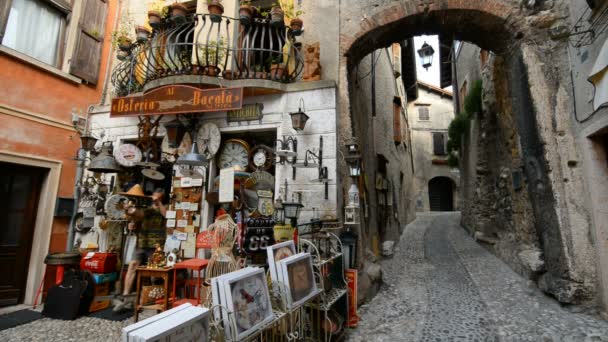 Malcesine Italië Juli 2015 Verkoper Bereidt Souvenirs Straat Van Het — Stockvideo