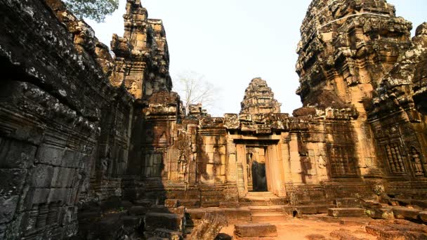 Siem Reap Cambodia Março 2017 Trabalhador Telhado Templo Banteay Kdei — Vídeo de Stock