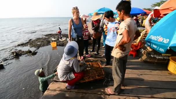 Kep Cambodia 11Η Μαρτιου 2017 Τοπικοί Στην Αγορά Καβουριών Στην — Αρχείο Βίντεο