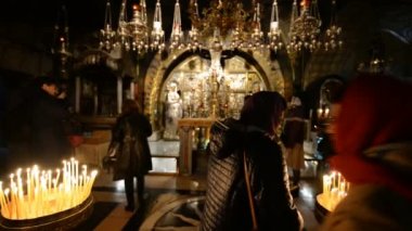 JERUSALEM, ISRAEL - 30 Aralık 2016: Kudüs, İsrail 'deki Kutsal Mezar Kilisesi' nde çarmıha germe sunağı.