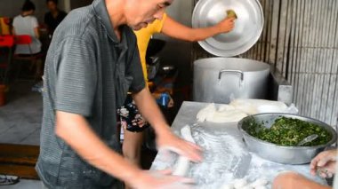 BATTAMBANG, CAMBODIA - 9 Mart 2017: aşçıların el yapımı erişte pişirdiği sokak sahnesi Battambang, Kamboçya, Asya