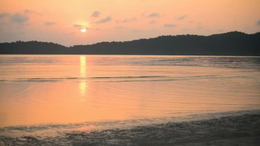 Koh Rong Sanloem Adası, Kamboçya, Asya sahilinde gün doğumu