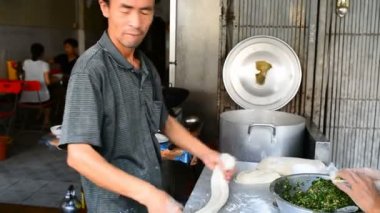 BATTAMBANG, CAMBODIA - 9 Mart 2017: aşçıların el yapımı erişte pişirdiği sokak sahnesi Battambang, Kamboçya, Asya