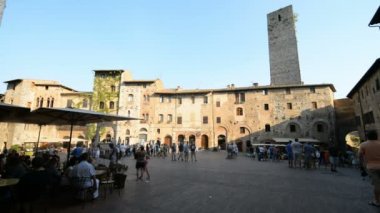MONTEPULCIANO, İtalya - 11 Ekim 2016: Montepulciano, Siena Eyaleti, Tuscany, İtalya, Avrupa 'da Piazza Grande Meydanı' ndaki turistler ve yerel halk.