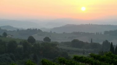 Gündoğumunda San Gimignano, Toskana, İtalya yakınlarındaki manzara.