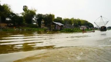 Tonle Sap, Kamboçya, Asya 'da yüzen köy manzarası.