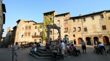 MONTEPULCIANO, İtalya - 11 Ekim 2016: Montepulciano, Siena Eyaleti, Tuscany, İtalya, Avrupa 'da Piazza Grande Meydanı' ndaki turistler ve yerel halk.