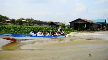 Tonle Sap, Kamboçya, Asya 'da yüzen köy manzarası.